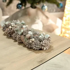 Décorations De Noël·Toute La Déco De Noël|Centre de table de Noël effet givré avec pommes de pin, baies et 4 bougeoirs en verre