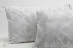 Textile·Coussins|Coussin rectangle housse 100% coton écru avec motifs gris et pompons 30X50cm