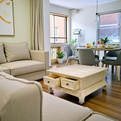 Maori Univers Déco·Globe-Trotter|Tables Basses Carrées|Table basse Opium Hévéa 4 tiroirs et pieds galbés 75x75x39,8cm